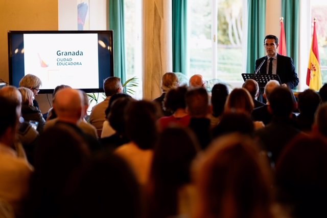 El alcalde de Granada, Francisco Cuenca, inaugura el foro 'Granada educadora'