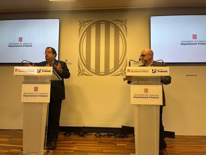 El conseller de Interior, Joan Ignasi Elena, y el director del Servei Catal de Trnsit, Ramon Lamiel