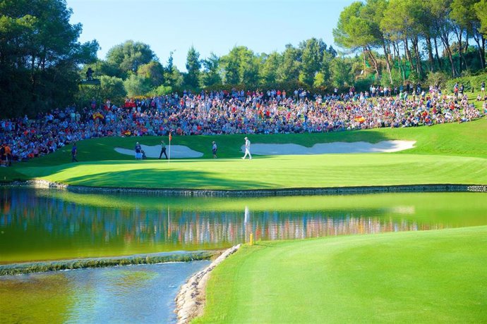Archivo - Los espectadores en unos de los hoyos de Valderrama