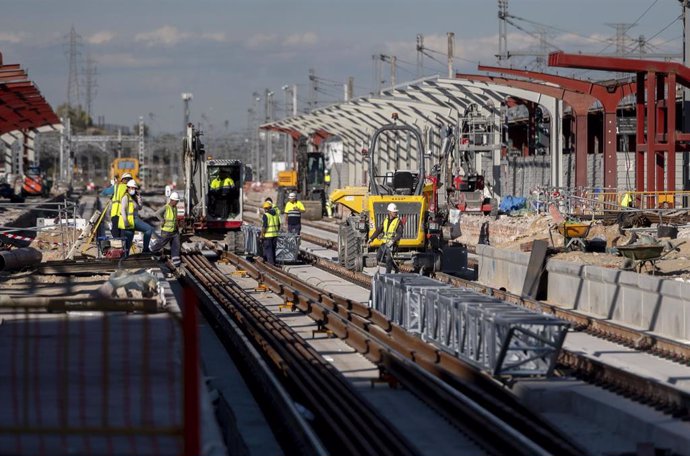 Archivo - Varios obreros trabajan en las obras de la Estación de Chamartín