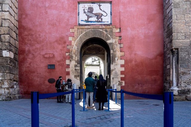 Archivo - Varios turistas junto a la Puerta del León del Alcázar, en una foto de archivo.  