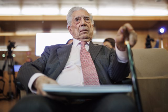 El escritor y Premio Nobel de Literatura, Mario Vargas Llosa, a su llegada a un foro de análisis y debate en la Real Casa de Correos, a 20 de octubre de 2022, en Madrid (España)