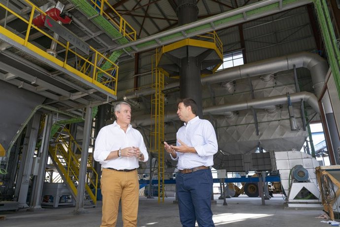 Archivo - Visita de Ruiz a una orujera