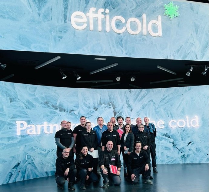 Representantes sindicales y de la empresa tras la firma del convenio de Efficold.