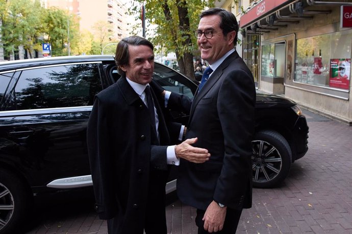 El expresidente del Gobierno José María Aznar y el presidente de la CEOE, Antonio Garamendi, se saludan a su llegada a la inauguración de un curso de liderazgo político.