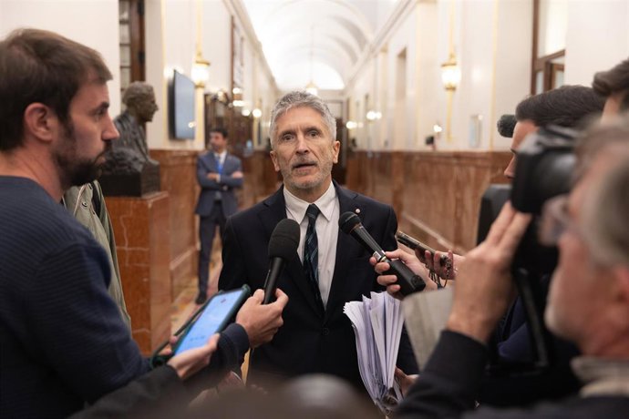 El ministro del Interior, Fernando Grande-Marlaska, ofrece declaraciones a los medios en una sesión plenaria en el Congreso de los Diputados, a 30 de noviembre de 2022, en Madrid (España). 