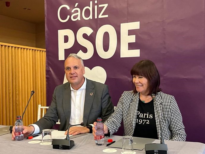El secretario general del PSOE de Cádiz, Juan Carlos Ruiz Boix, y la senadora del PSOE, Micaela Navarro, en la primera Escuela de Pensamiento Feminista, organizado por el PSOE de Cádiz en Jerez de la Frontera.