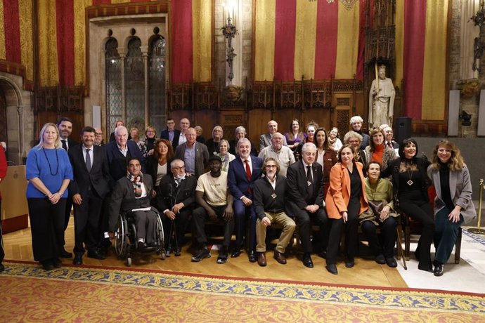 La alcaldesa de Barcelona, Ada Colau, junto con los galardonados con las Medallas de Honor de Barcelona 2022