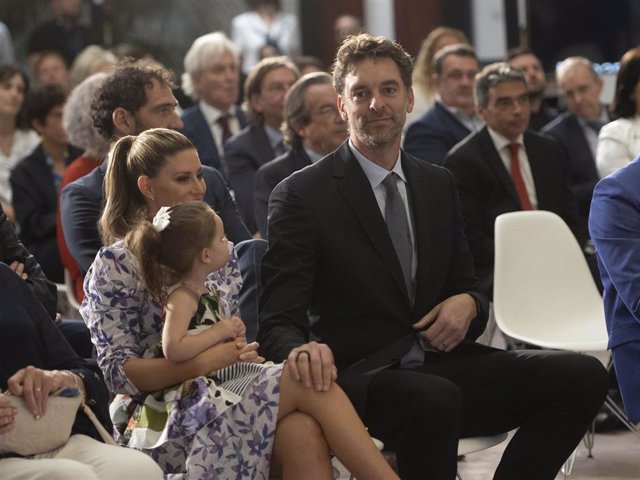El exjugador de baloncesto, Pau Gasol, su mujer Catherine McDonnell y su hija, en el acto de entrega de la Gran Cruz de la Real Orden del Mérito Deportivo, en La Moncloa, a 2 de junio de 2022, en Madrid (España).