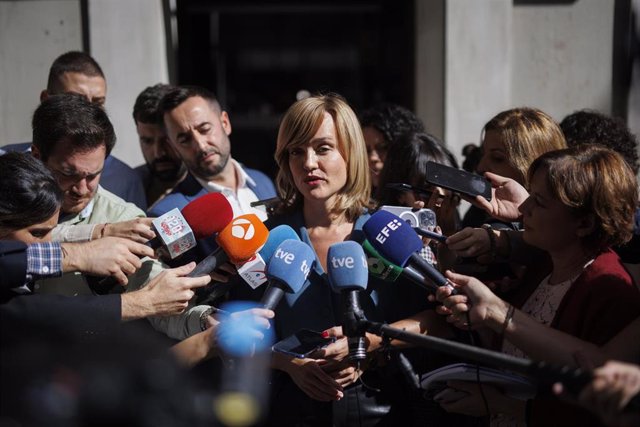 Archivo - La ministra de Educación y Formación Profesional, Pilar Alegría, ofrece declaraciones a los medios. 