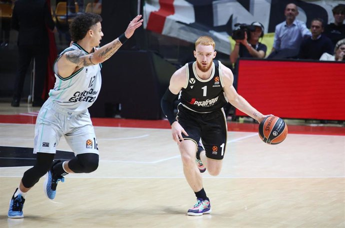 Niccolo Mannion of Bologna and Jonah Radebaugh of Valencia during the Turkish Airlines Euroleague basketball match between Segafredo Virtus Bologna and Valencia Basket Club on November 17, 2022 at Paladozza sport palace in Bologna, Italy