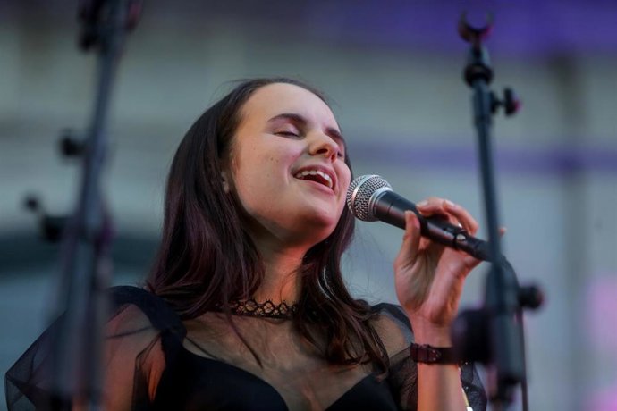 Archivo - La trompetista y cantante de jazz Andrea Motis ofrece un concierto en uno de los patios del Real Monasterio de San Lorenzo de El Escorial, en San Lorenzo del Escorial (Madrid), a 18 de julio de 2020.