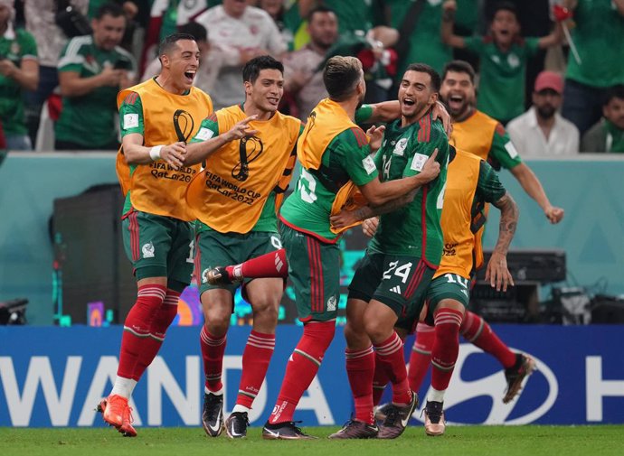 30 November 2022, Qatar, Lusail: Mexico's Luis Chavez (R) celebrates scoring his side's second goal with teammates during the FIFA World Cup Qatar 2022 Group C soccer match between Saudi Arabia and Mexico at the Lusail Stadium. Photo: Nick Potts/PA Wire
