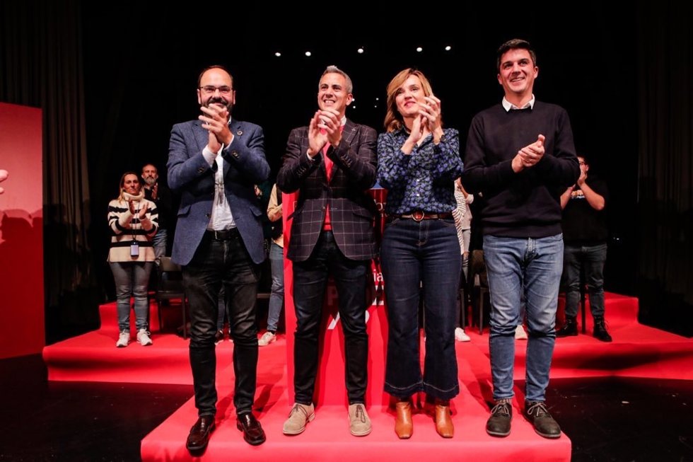 La portavoz nacional del PSOE, Pilar Alegría, con los candidatos a la Presidencia de Cantabria, Pablo Zuloaga, y a las alcaldías de Santander y Torrelavega, Daniel Fernández y José Luis Urraca