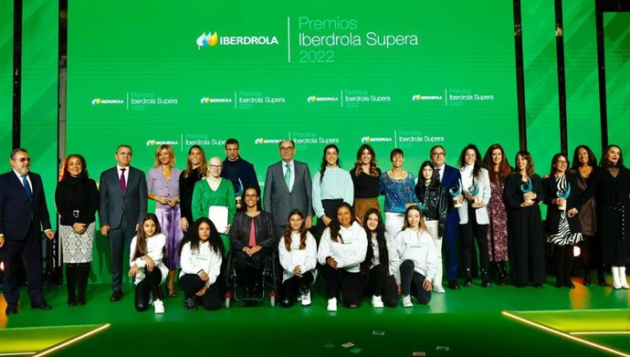 Foto de familia tras la gala de la III edición de los Premios Iberdrola Supera
