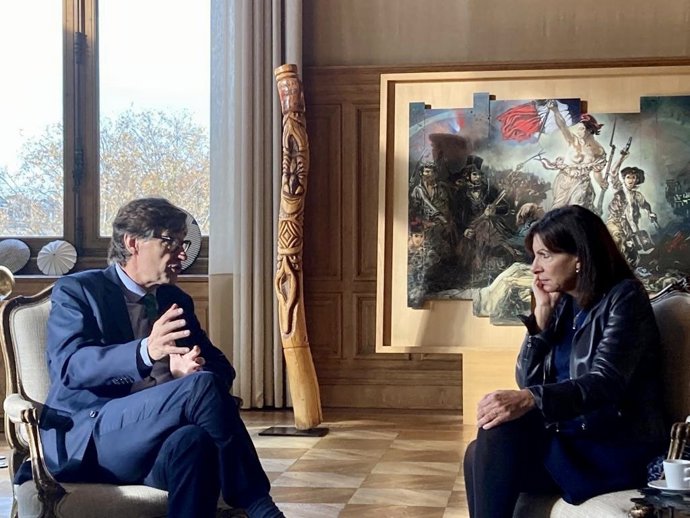 El primer secretario del PSC, Salvador Illa, junto con la alcaldesa de París, Anne Hidalgo.