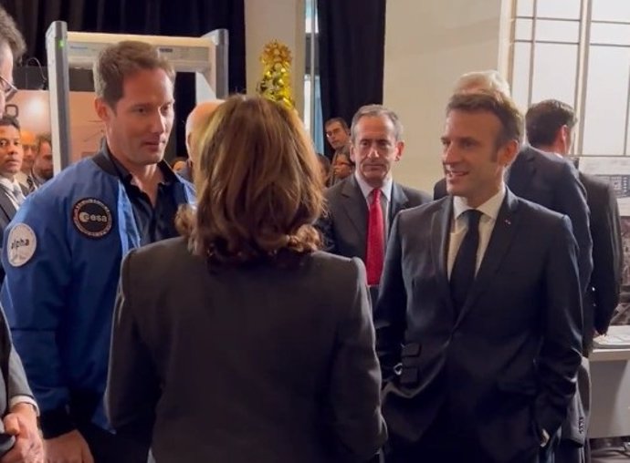 El astronauta francés Thomas Pesquet, la vicepresidenta de Estados Unidos, Kamala Harris, y el presidente de Francia, Emmanuel Macron