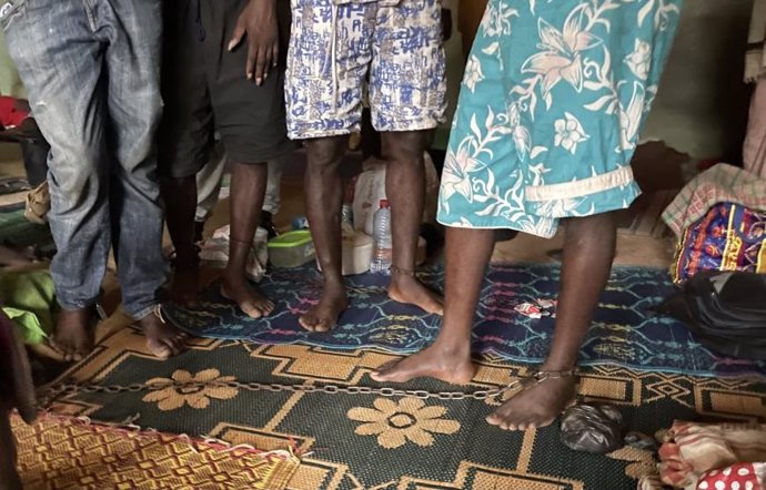 En un centro de curación tradicional en Ghana, Human Rights Watch encontró a 22 hombres en una habitación oscura y asfixiante, todos ellos con cadenas, de no más de medio metro, alrededor de los tobillos.