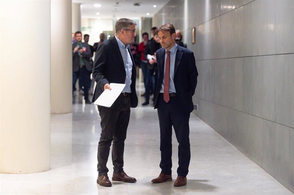 El portavoz del PSOE en el Congreso, Patxi López (i), y el presidente del grupo parlamentario de Unidas Podemos en el Congreso, Jaume Asens (d), al presentar su iniciativa