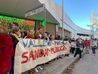 Los médicos y pediatras de Atención Primaria llevan hoy su protesta frente a la Asamblea coincidiendo con el Pleno