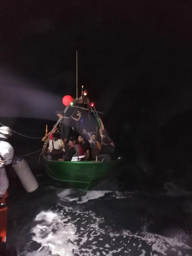 Imagen de la patera rescatada de madrugada por Salvamento Marítimo en aguas de Motril (Granada)