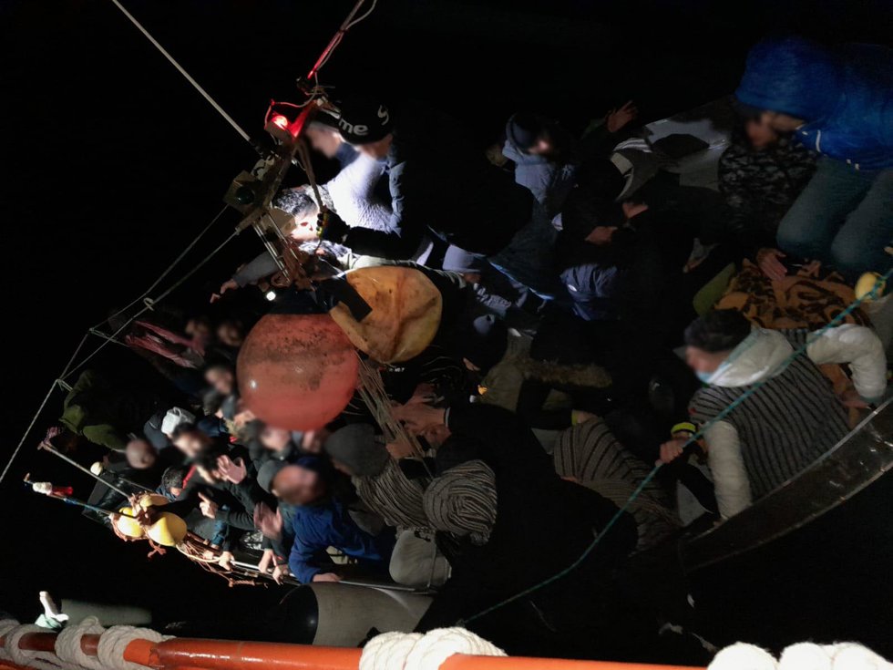 Imagen de la patera rescatada de madrugada por Salvamento Marítimo en aguas de Motril (Granada)