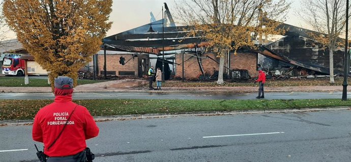 Un incendio de madrugada destruye el centro comercial Gorraiz.