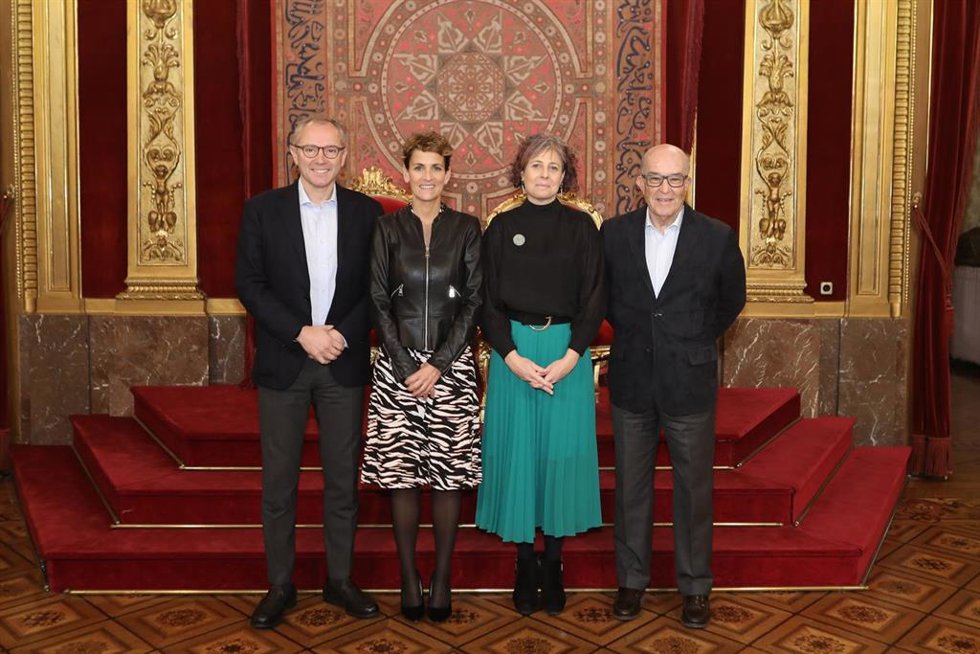El presidente del Mundial de Fórmula 1, Stefano Domenicali; la presidenta de Navarra, María Chivite; la consejera de Cultura y Deporte, Rebeca Esnaola, y el consejero delegado de Dorna Sports, Carmelo Ezpeleta.