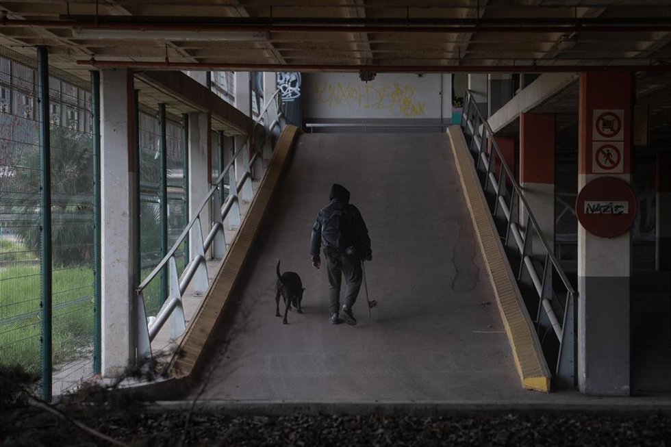 Una de las personas que viven en el parking abandonado en la T2 del Aeropuerto de Barcelona.