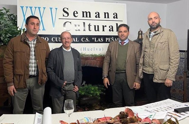 El delegado de Sostenibilidad, Medio Ambiente y Economía Azul de la Junta en Huelva, Pedro Yórquez, ha participado en una charla-coloquio en el Centro Cultural y de Convivencia Social Las Peñas de Aroche (Huelva) .