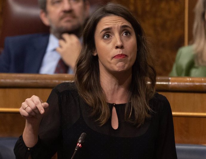 La ministra de Igualdad, Irene Montero, interviene durante una sesión plenaria en el Congreso de los Diputados.