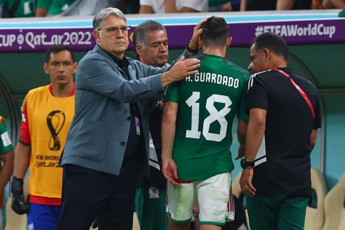 26 November 2022, Qatar, Lusail: Mexico coach Gerardo Martino consoles his player Andres Guardado after being substituted during the FIFA World Cup Qatar 2022 Group C soccer match between Argentina and Mexico at the Lusail Stadium. Photo: Tom Weller/dpa