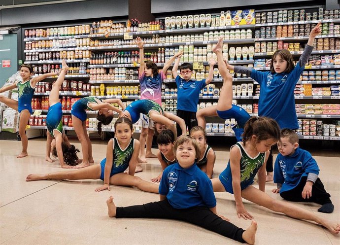 Gimnastas del Club Gimnstic Fedac de Lleida en la campaña de Caprabo