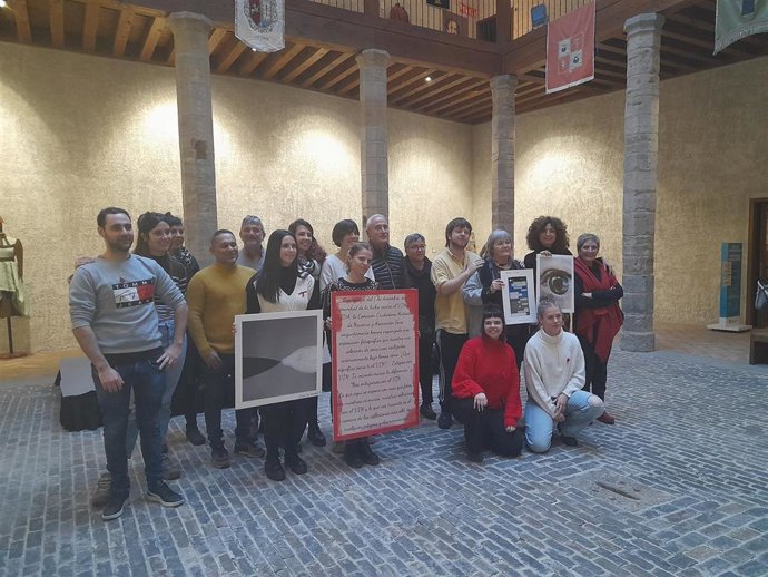 El director general de Salud,  Carlos Artundo, junto con miembros de las entidades que luchan contra el VIH