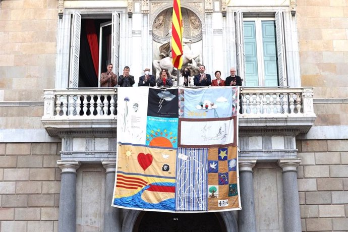 La consellera de Presidencia, Laura Vilagr, ha presidido el acto conmemorativo desde el Palau de la Generalitat en el que han desplegado el Tapiz Memorial de la lucha contra el Sida
