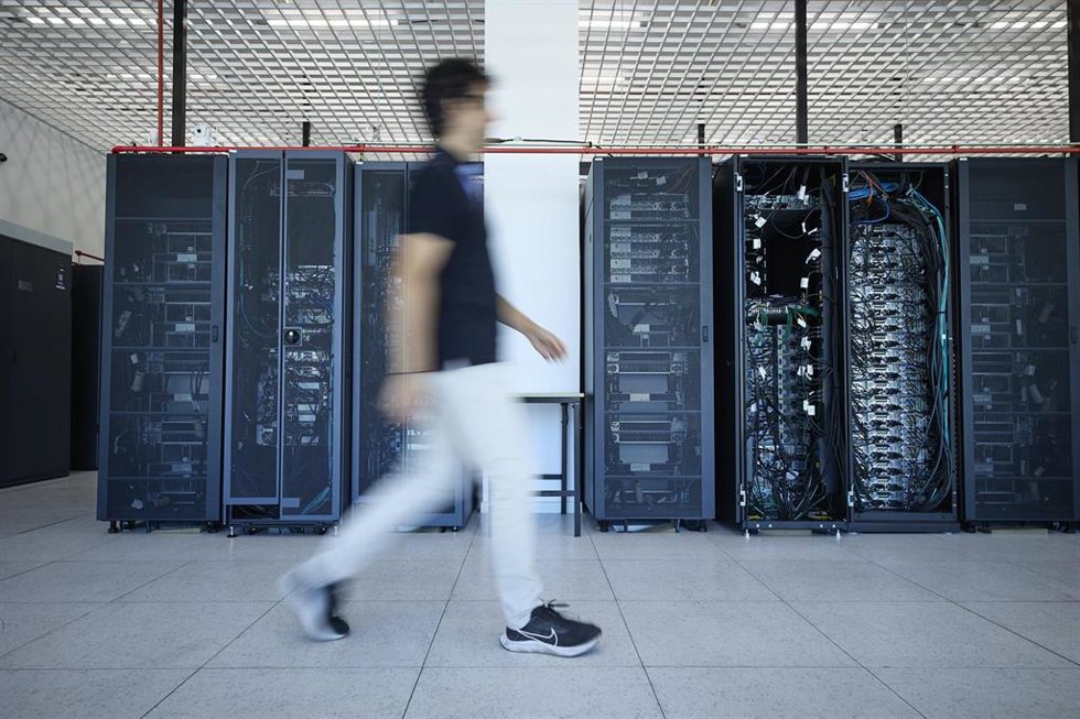 Archivo - Un hombre pasa por un clúster de nodos de procesamiento, almacenamiento y comunicaciones en el Centro de Supercomputación y Visualización de Madrid, en el Parque Científico y Tecnológico de la Universidad Politécnica de Madrid.