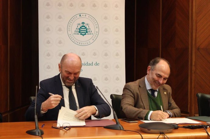 El vicepresidente del Gobierno, Juan Cofiño, y el rector de la  Universidad de Oviedo, Ignacio Villaverde, firman el convenio de creación de la Cátedra sobre Cambio Climático.
