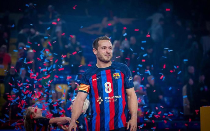 El exjugador de balonmano Víctor Toms en su despedida del Palau Blaugrana, en el homenaje de retirada de su camiseta