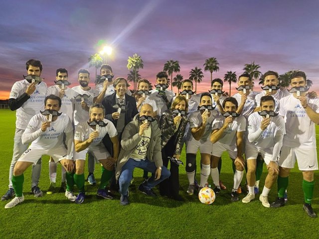 Participantes en el partido fútbol contra el cáncer de próstata.