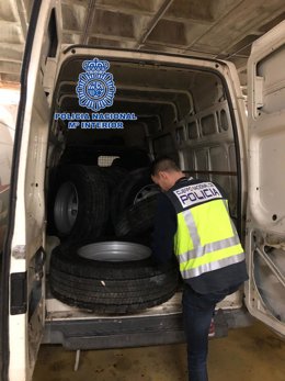 Un agente carga alguna de las ruedas intervenidas en una furgoneta