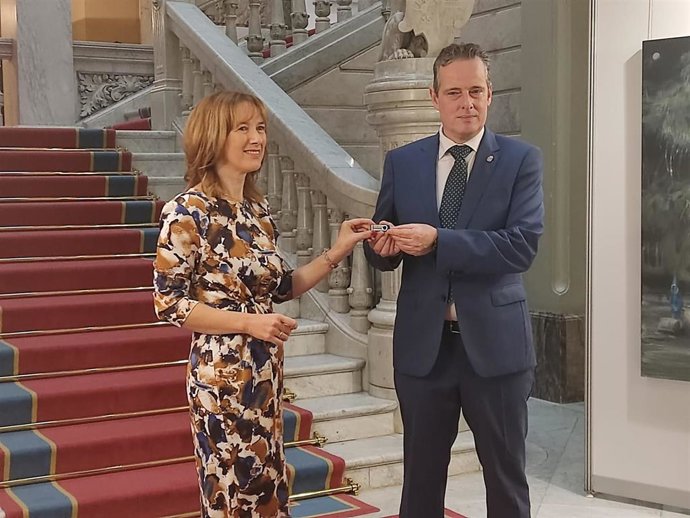 La consejera de Hacienda, Ana Cárcaba, entrega el proyecto de presupuestos de 2023 al presidente de la Junta General, Marcelino Marcos Líndez.