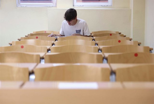 Archivo - Un estudiante realiza un examen , en Madrid (España).