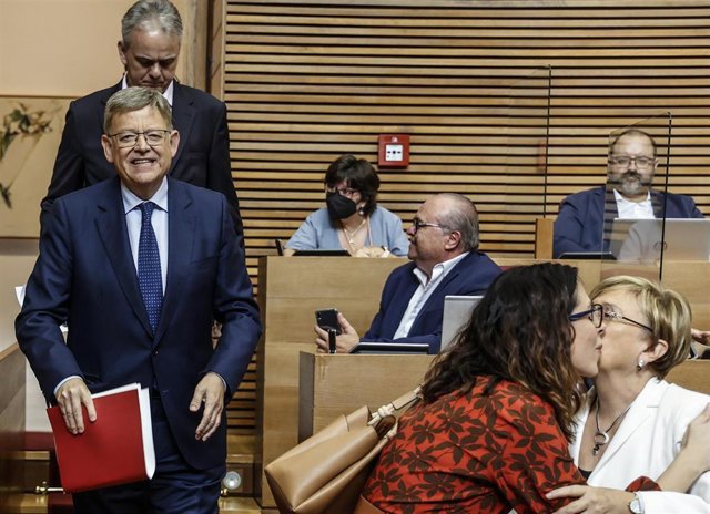 Archivo - (I-D) El presidente de la Generalitat Valenciana, Ximo Puig; la vicepresidenta y portavoz del Gobierno valenciano y miembro de Compromís, Aitana Mas, que saluda a la síndica del PSPV-PSOE en Les Corts, Ana Barceló, a su llegada al debate