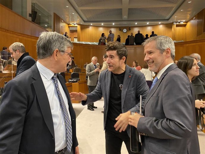 Vicente Guillén (PSOE), Nacho Escartín (Podemos) y Daniel Pérez Calvo (Cs), antes del inicio de la sesión plenaria de las Cortes de Aragón.