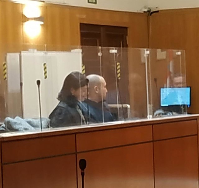 La letrada y el condenado en la Audiencia de Valladolid en la vista de conformidad.