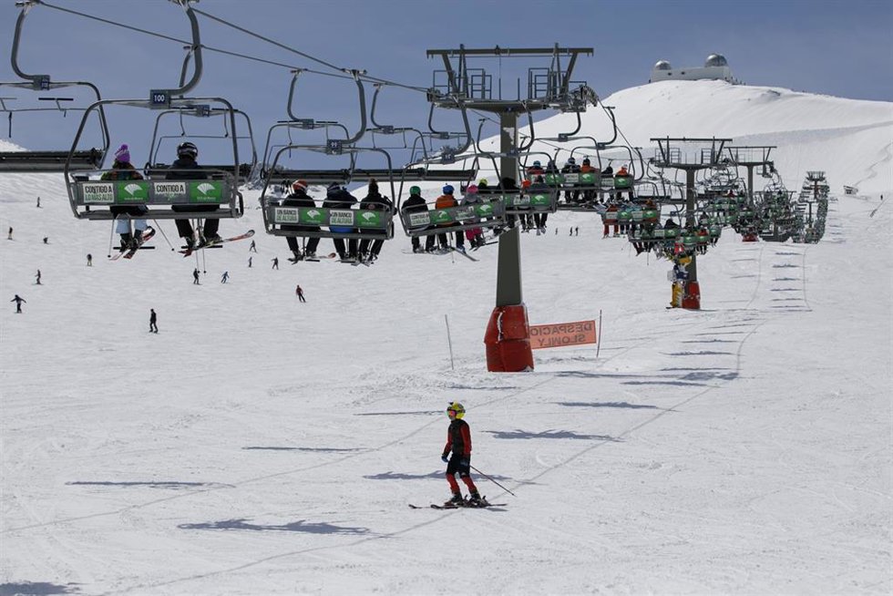 Archivo - Imagen de archivo del cierre de la última temporada en la estación de Sierra Nevada en Granada