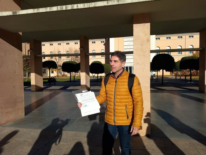 Francisco Gallardo (CSIF) con las firmas de los docentes riojanos contra el Decreto de Convivencia