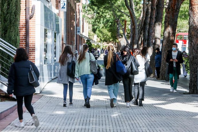 Archivo - Varios alumnos