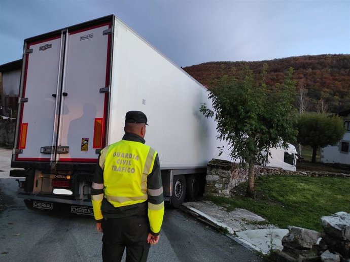 Continúa en Etuláin el camión atascado este miércoles, a la espera de la llegada de la grúa para camiones
