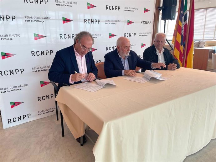 El conseller de Educación y Formación Profesional, Martí March, y el presidente del Real Club Náutico del Puerto de Pollena (RCNPP), Mateo Dupuy, en la firma de un convenio de colaboración.